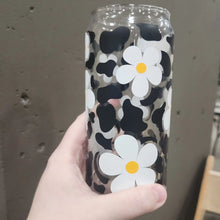 Load image into Gallery viewer, Giant Daisy and Cow Print 20 oz Glass Can
